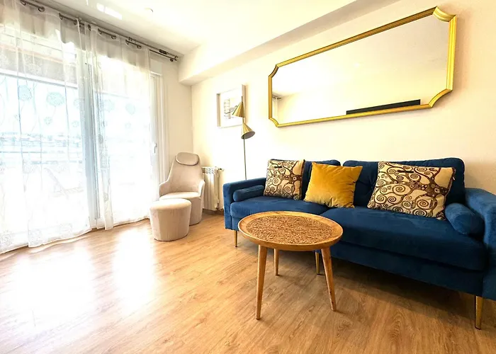 Paradise Luxurious Apartment, Free Parking, 3 Double Rooms, 4 Beds, Terrace, Jacuzzi, New
