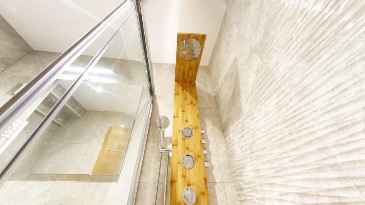 Paradise Luxurious Apartment, Free Parking, 3 Double Rooms, 4 Beds, Terrace, Jacuzzi, New * San Sebastián