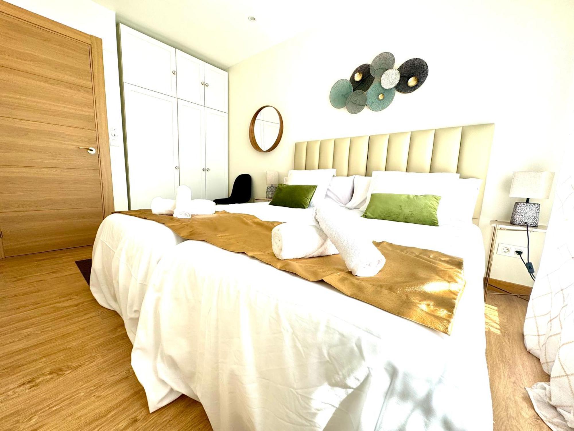 Paradise Luxurious Apartment, Free Parking, 3 Double Rooms, 4 Beds, Terrace, Jacuzzi, New Apartment San Sebastián