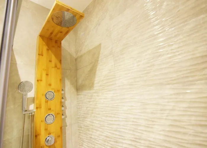 Paradise Luxurious Flat, Free Parking, 3 Double Rooms, Terrace, Jacuzzi, Fully Renovated
