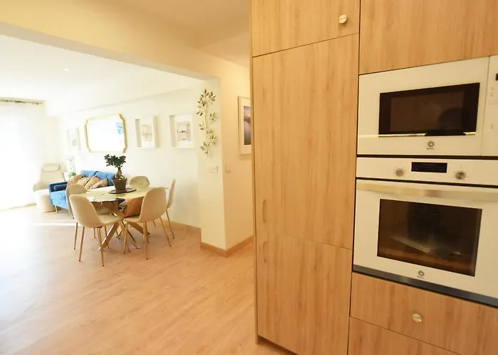 Paradise Luxurious Flat, Free Parking, 3 Double Rooms, Terrace, Jacuzzi, Fully Renovated