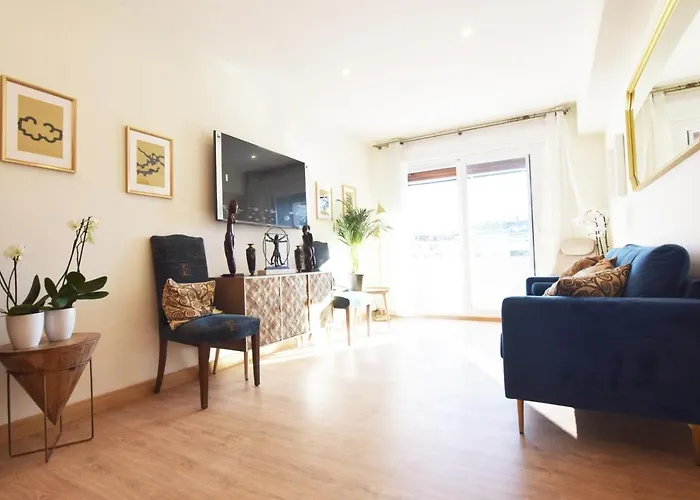 Paradise Luxurious Flat, Free Parking, 3 Double Rooms, Terrace, Jacuzzi, Fully Renovated