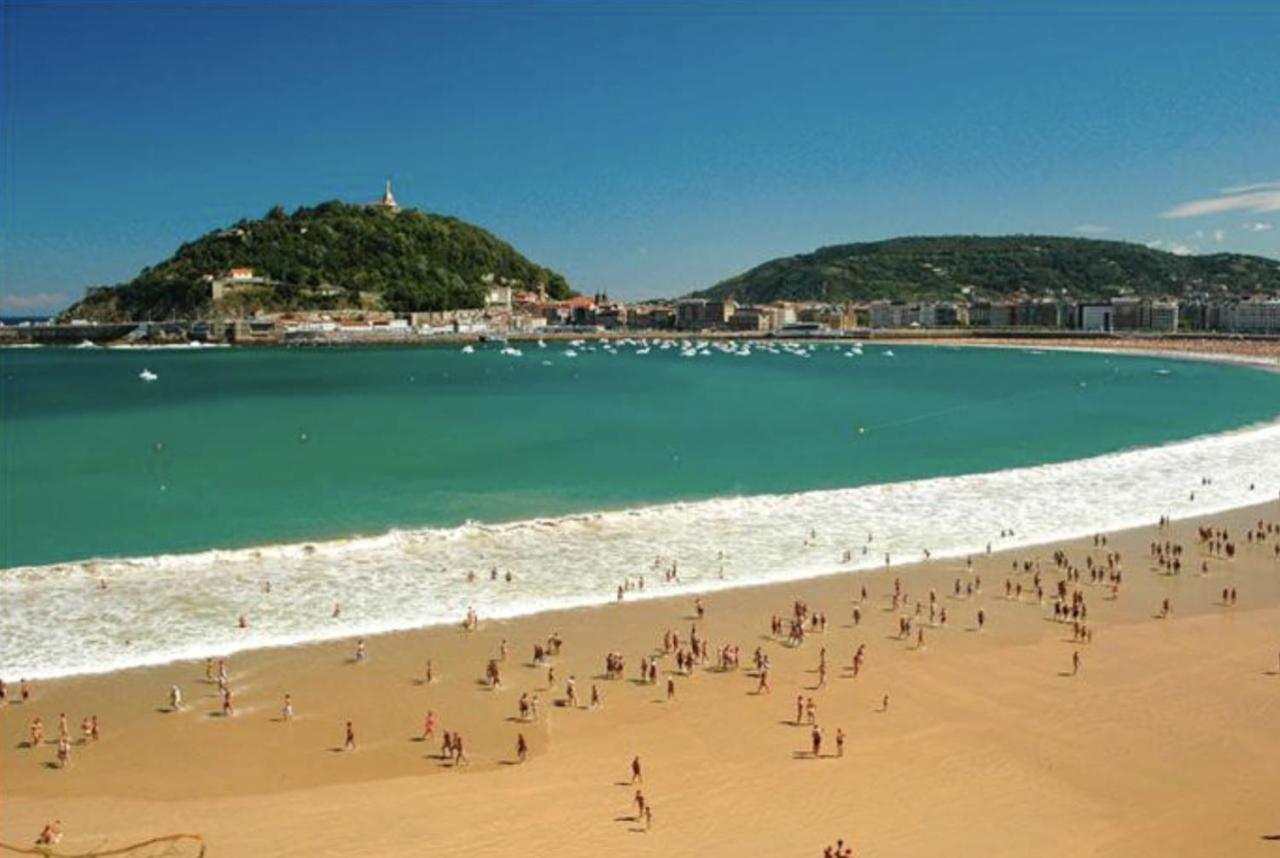 Paradise Luxurious Flat, Free Parking, 3 Double Rooms, Terrace, Jacuzzi, Fully Renovated Apartment