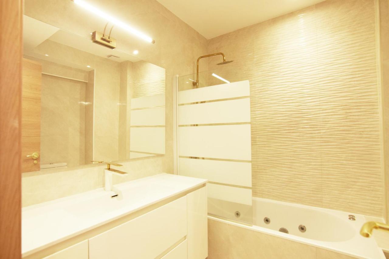 Appartement Paradise Luxurious Flat, Free Parking, 3 Double Rooms, Terrace, Jacuzzi, Fully Renovated *