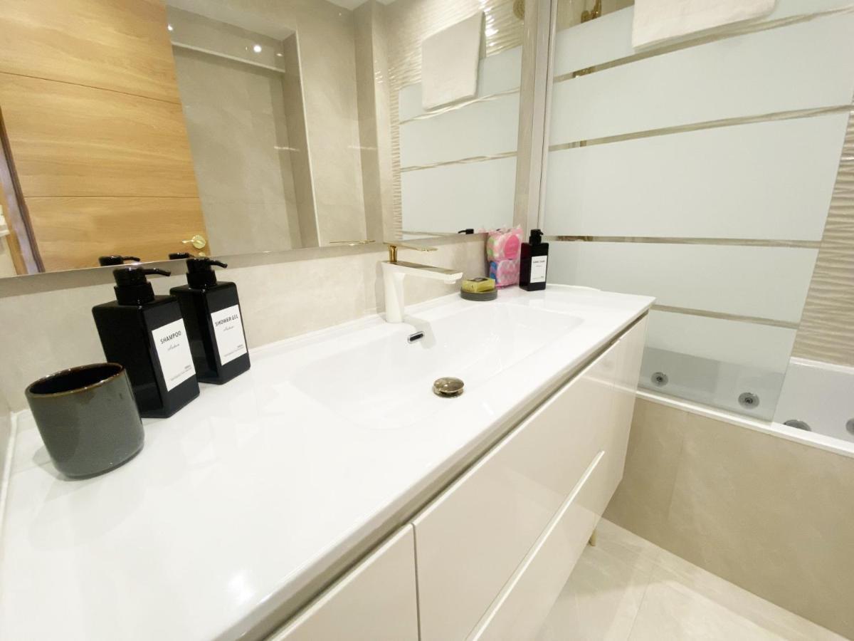 Paradise Luxurious Flat, Free Parking, 3 Double Rooms, Terrace, Jacuzzi, Fully Renovated Appartement *